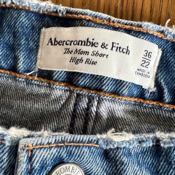 High Rise Abercrombie Mom Jean Shorts - Picture 3 of 3